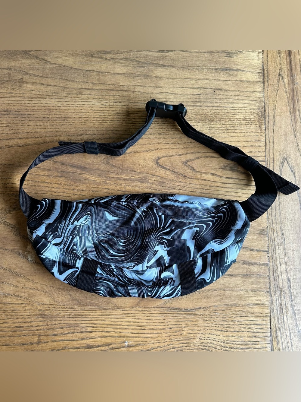 Gymshark Cross Body Bag Black and White Swirl Belt Bag - Picture 4 of 7